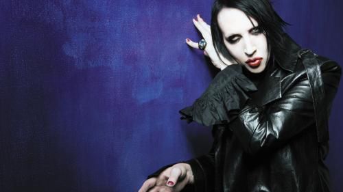 Marilyn Manson to kontrowersyjny lider zespołu metalowego.