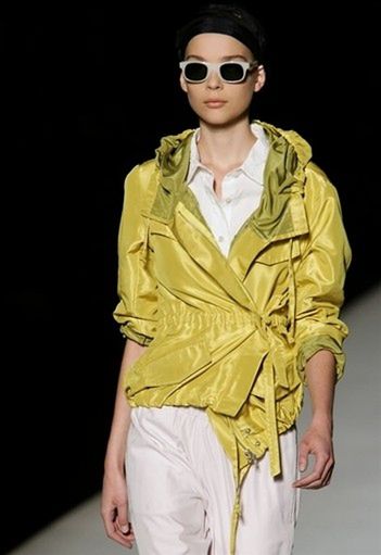 Szpagat w obcisłej sukience - trendy na wiosnę 2007