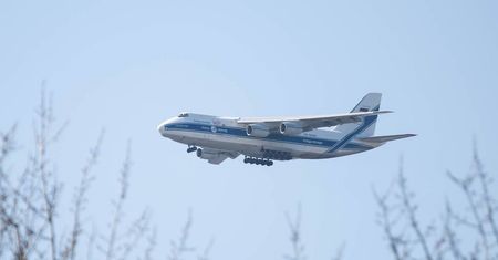 Koronawirus. An-124 - gigantyczny samolot transportowy z Chin wylądował w Warszawie