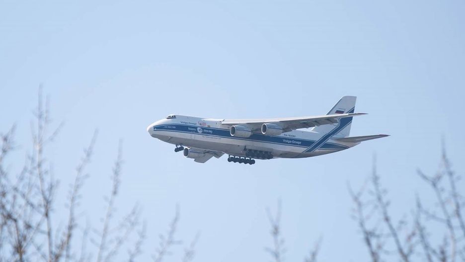 An-124, wylądował na lotnisku na warszawskim Okęciu
