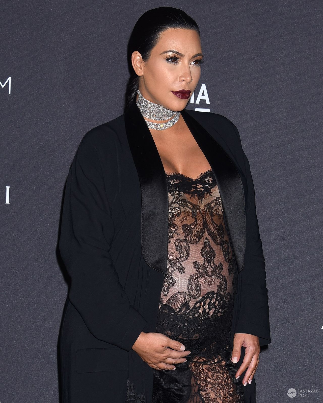 Kim Kardashian w kombinezonie Givenchy na gali LACMA 2015 (fot. ONS)