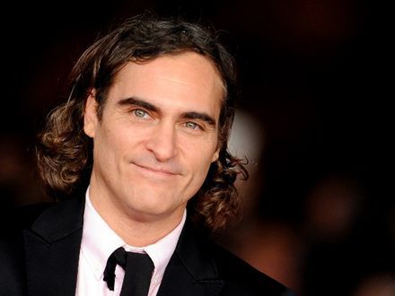 Joaquin Phoenix wrogiem Batmana i Supermana?