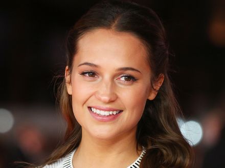 Alicia Vikander w kręgu z Tomem Hanksem