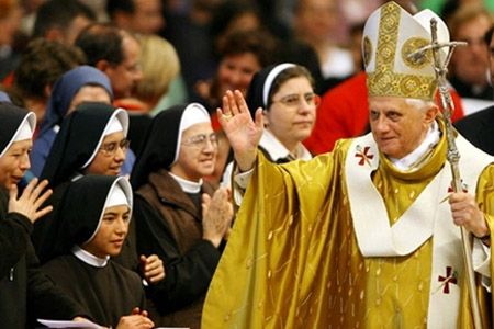 Papież: święci zachęcają, by iść za ich przykładem