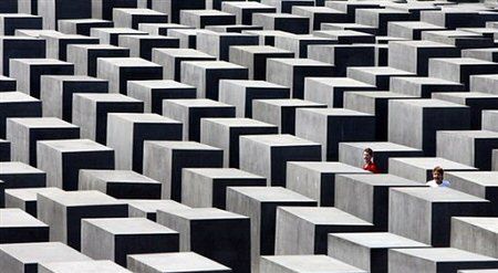 Po dwóch latach rysy na pomniku holokaustu w Berlinie