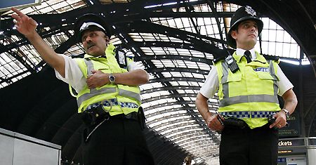 Policja przeszukała 19 miejsc ws. ataków terorystów