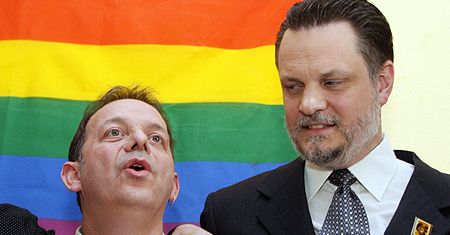 Olejnik, Tokarczuk i kilkaset innych osób poparło gejów