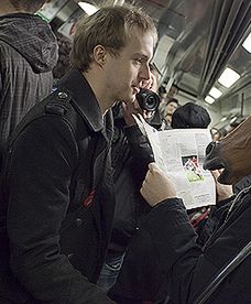 Ten koń jedzie metrem bez spodni!