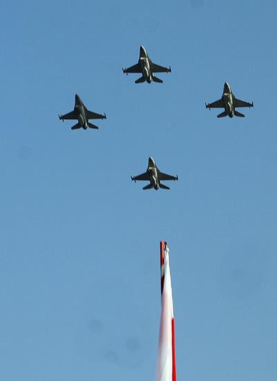 Samoloty F-16 przeleciały 200 m nad głowami poznaniaków