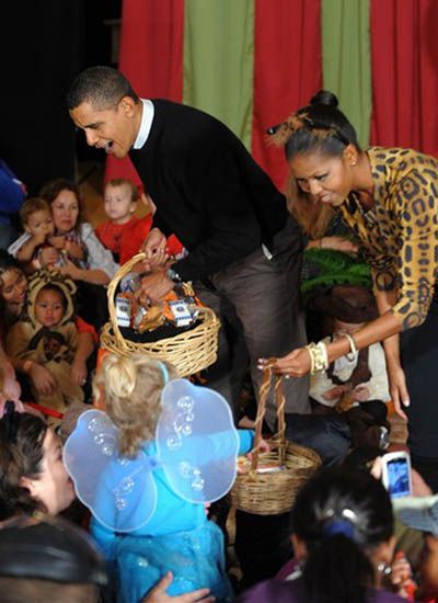 Obama i "Kobieta Kot" świętowali z dziećmi Halloween