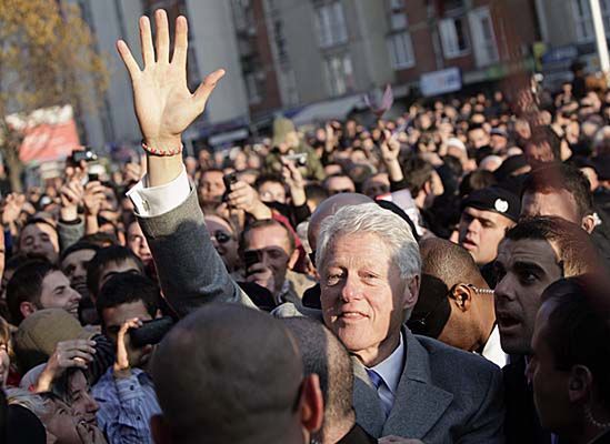 Bill Clinton odsłonił swój pomnik... w Kosowie
