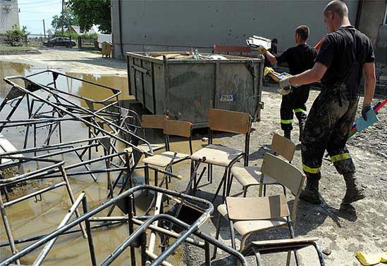 Strażacy osuszają rozlewiska powstałe po powodzi