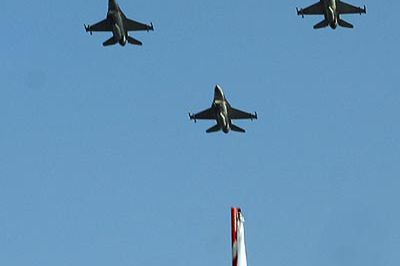 Samoloty F-16 przeleciały 200 m nad głowami poznaniaków