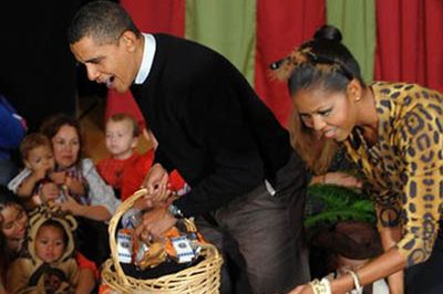 Obama i "Kobieta Kot" świętowali z dziećmi Halloween