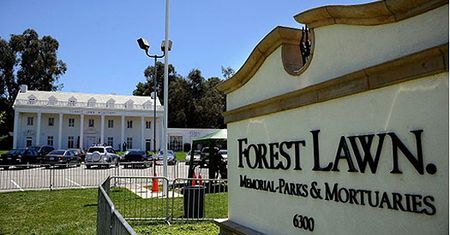 Zobacz zdjęcia sprzed cmentarza Forest Lawn