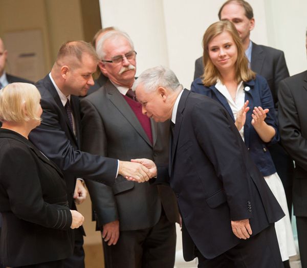 Wpadka Jarosława Kaczyńskiego na konwencji PiS w Warszawie. Chciał pocałować kandydata w dłoń