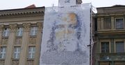 Jezus patrzy na poznańskim Starym Rynku na klientów pubów i klubów go-go
