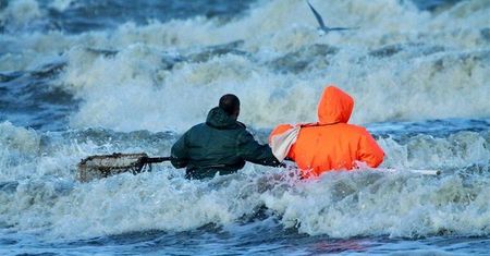 Po sztormach morze wyrzuca bursztyny