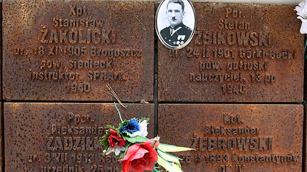 Fragment tablicy pamiątkowej znajdującej się na Polskim Cmentarzu Wojennym w Katyniu