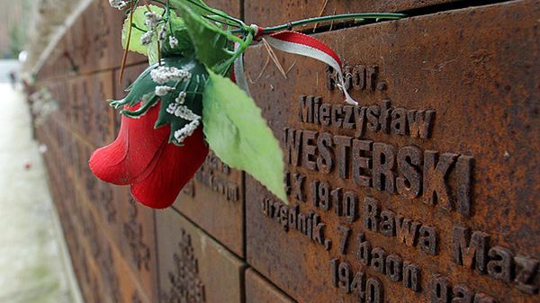 Fragment tablicy pamiątkowej znajdującej się na Polskim Cmentarzu Wojennym w Katyniu