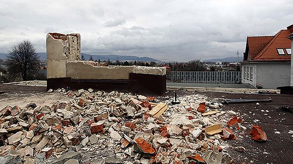 Zawalone kominy, uszkodzone dachy - to efekty nawałnic, jakie przeszły nad Polską