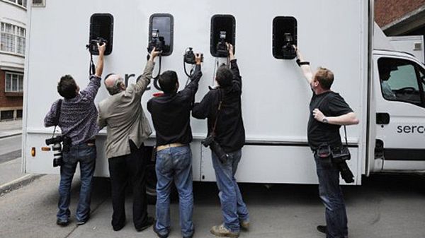 Londyńscy fotografowie robią zdjęcia aresztowanym przez policję podczas letnich zamieszek