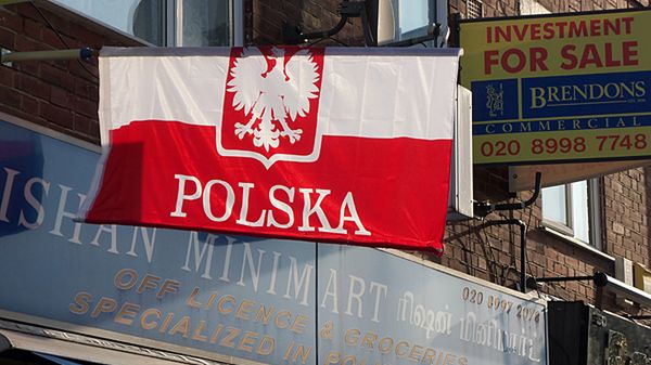 Polska flaga nad hinduskim sklepikiem w Londynie