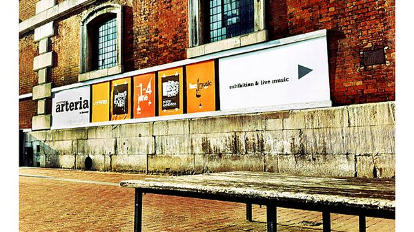 Plakaty na kościele St George the Martyr już zapraszają na... wystawę plakatów.