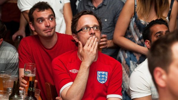 Prawdziwy Brytyjczyk powinien biegle mówić po angielsku - tak uważa większość mieszkańców Wysp (na zdj. angielscy kibice w londyńskim pubie)