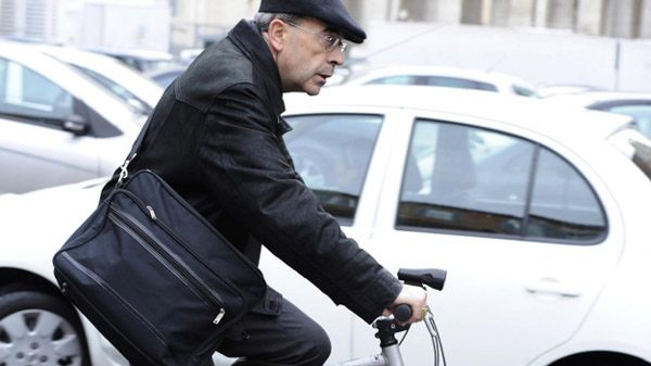 Arcybiskup Lyonu, kard. Philippe Barbarin na rowerze