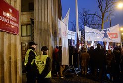 Przed siedzibą MEN pikieta przeciw reformie edukacji