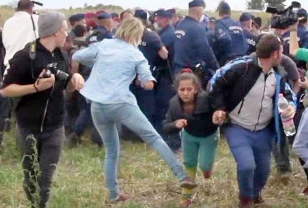 Postawiono zarzuty węgierskiej reporterce, która kopała imigrantów