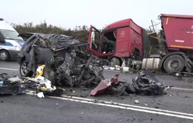 Tragedia rodzinna w Zgorzelcu. Prokuratura: dzieci żyły w momencie wypadku, miały zapięte pasy