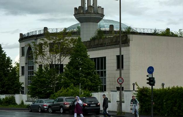 Kontrowersyjna szkoła w Bonn kończy działalność. Podejrzenia o współpracę z islamskimi ekstremistami