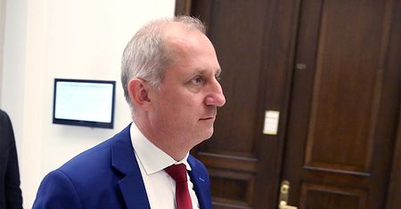 Ekshumacje smoleńskie. Neumann o Wasserman: niech jedzie do Egiptu i przekopuje piramidy
