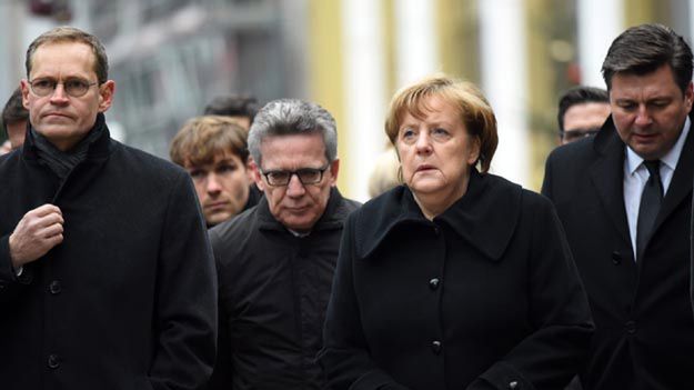 Merkel i inni przedstawiciele władz na miejscu zamachu 20 grudnia