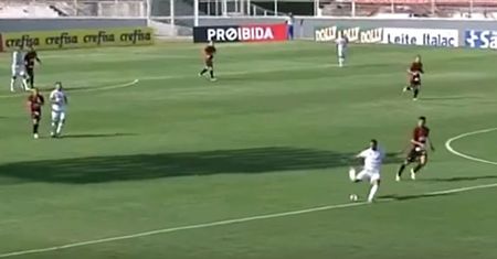 #dziejesiewsporcie: niecodzienny gol z połowy boiska. To... "samobój"!