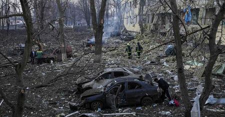 Rada miasta Mariupol: Wyczerpują się ostatnie rezerwy żywności i wody. Na miasto zrzucono ponad sto bomb