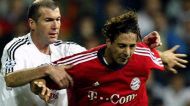 Zidane walczy o piłkę z Pizarro. Dzień przed zamachami...