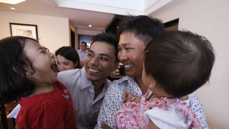 Dziennikarze agencji Reuters po wyjściu z więzienia spotkali się z rodzinami