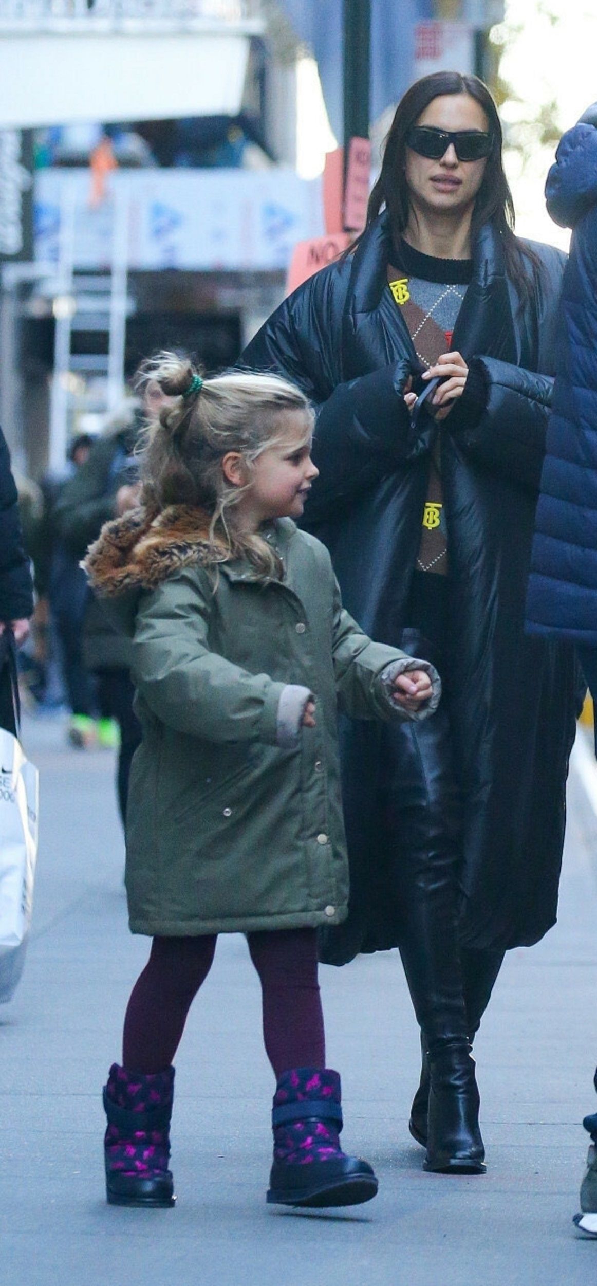 Irina Shayk i Bradley Cooper z córką na świątecznych zakupach