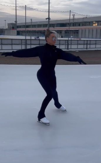 Małgorzata Rozenek na łyżwach