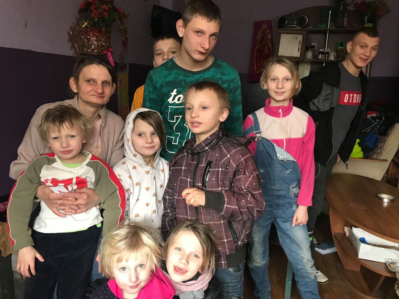 "Jak psiaki w worku? Nie oddam". Odwiedziliśmy dom, z którego chciano zabrać 11 dzieci 