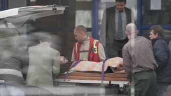 Ratownicy niosą do karetki górnika, któremu udało się uciec