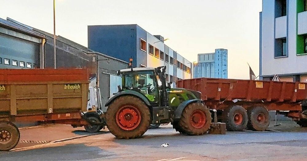 Francja: Setki protestujących blokują magazyn ropy w Lorient, aby potępić rosnące ceny gazu.