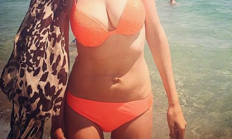 Gwiazda TVN w seksownym bikini szukała świętego Mikołaja na rajskiej plaży! Zabrała ze sobą córkę i tajemniczego kochanka!