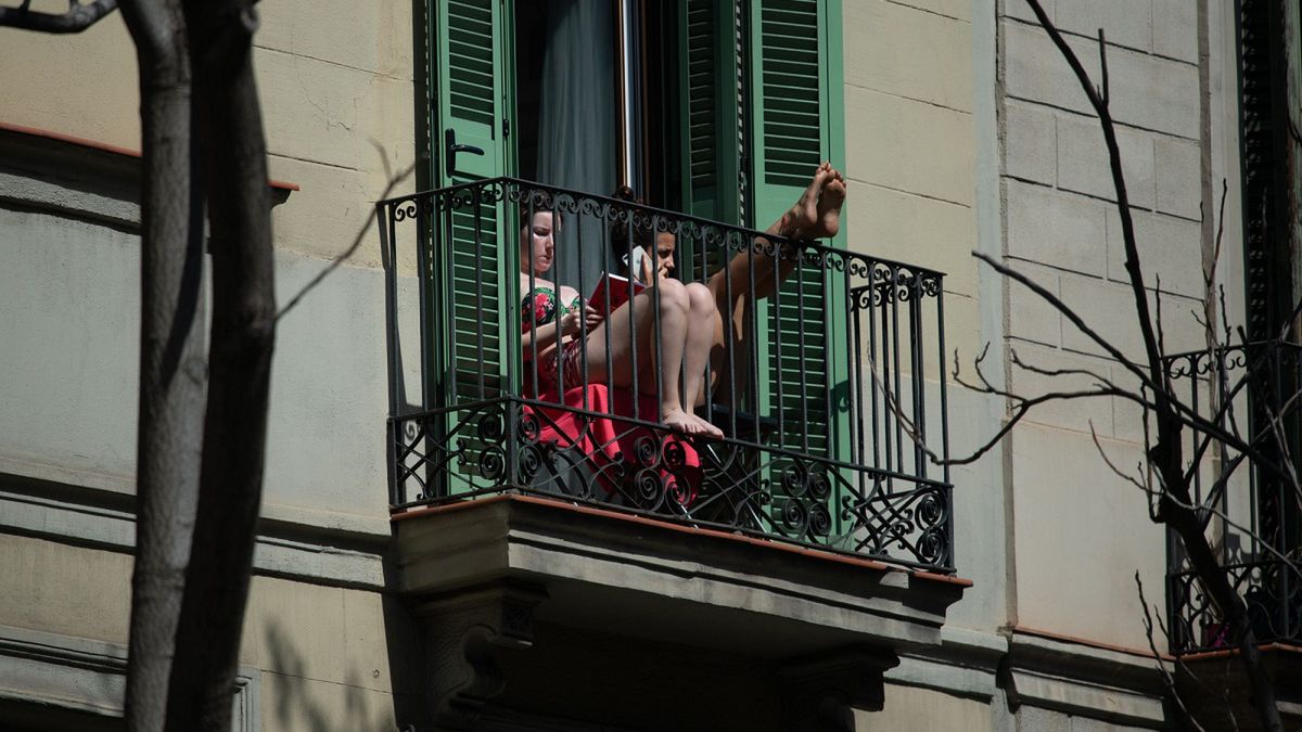 Co można robić podczas kwarantanny? Głośne puszczanie muzyki i palenie papierosów na balkonie nie jest wskazane...