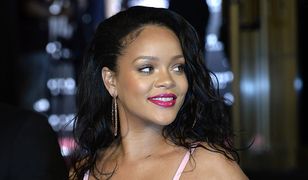 Seksowna Rihanna na promocji własnych kosmetyków. Co za dekolt!