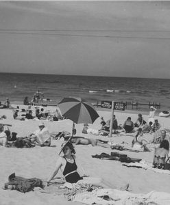 Kosze, parasolki i szlafroki, czyli polskie plaże przed wojną