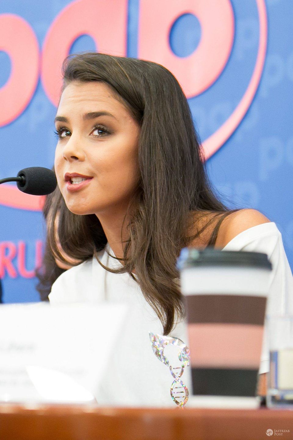 Anna Korcz córka aktorki na konferencji prasowej akcji społecznej Kwiat Kobiecości. Zdjęcia